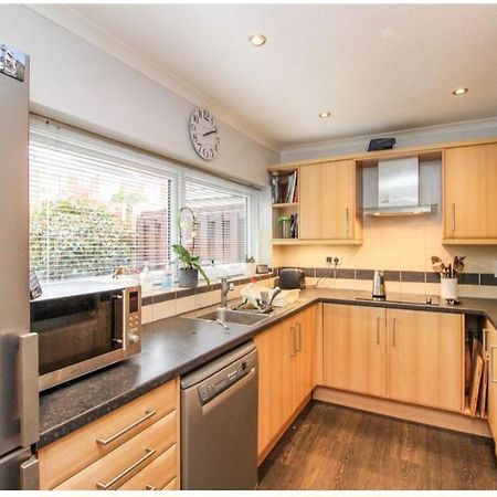 Double Room In Crawley,Gatwick,West Sussex Ifield Exterior foto