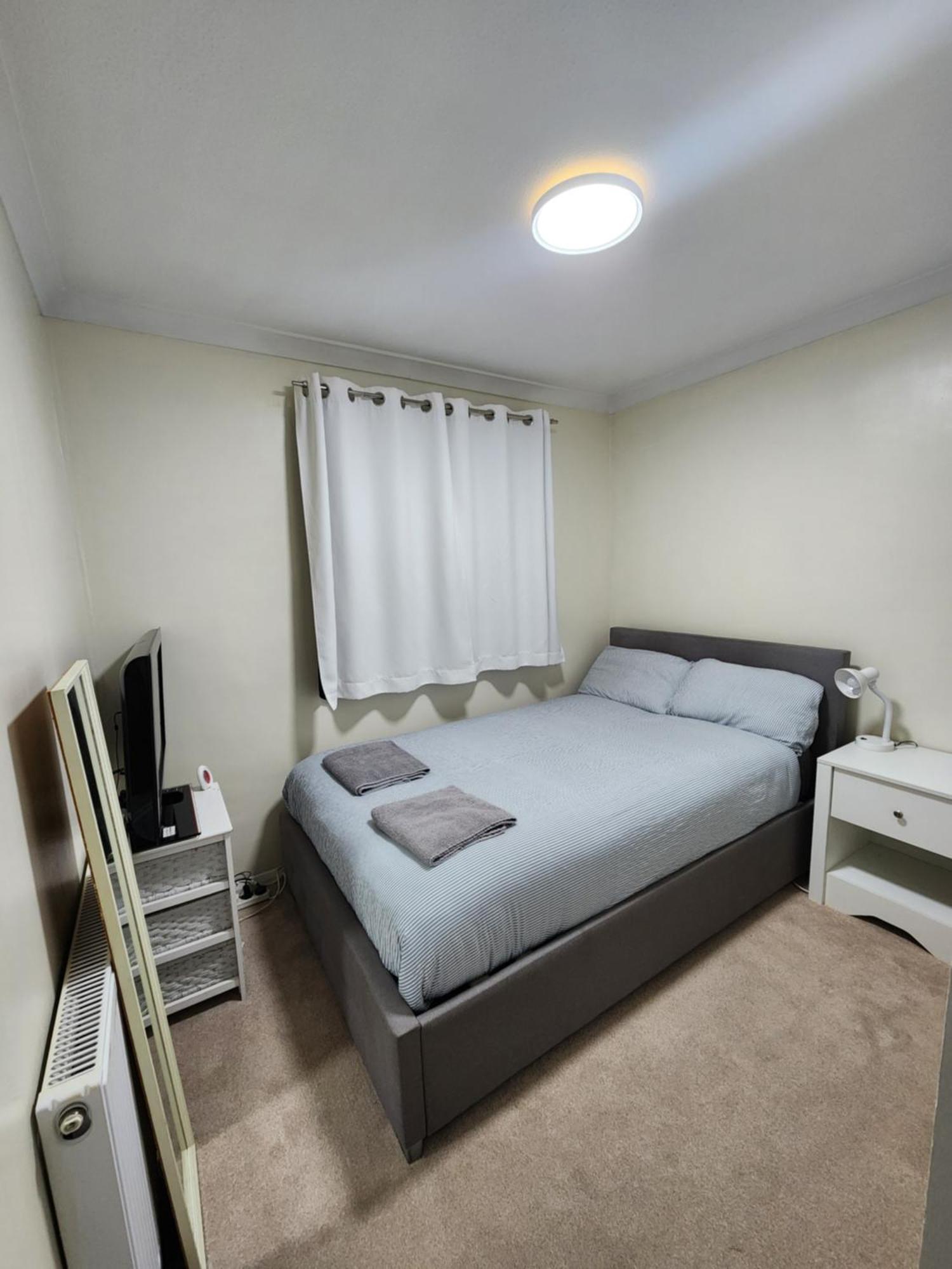 Double Room In Crawley,Gatwick,West Sussex Ifield Exterior foto